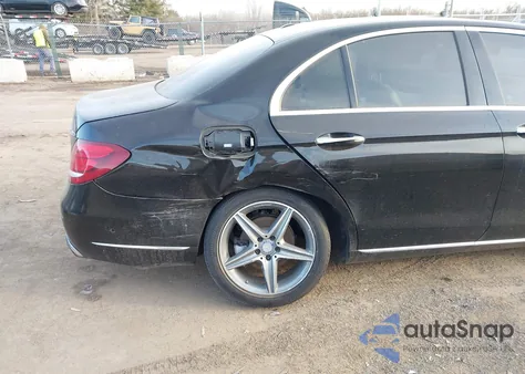 2017 Mercedes-Benz E 300 4Matic z USA, uszkodzony, nr VIN WDDZF4KB0HA195198